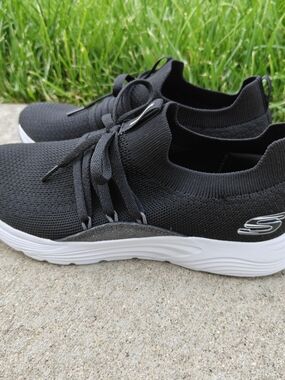 Skechers Women’s Stretch Fit Memory Foam Sneakers Size 8.5 Black